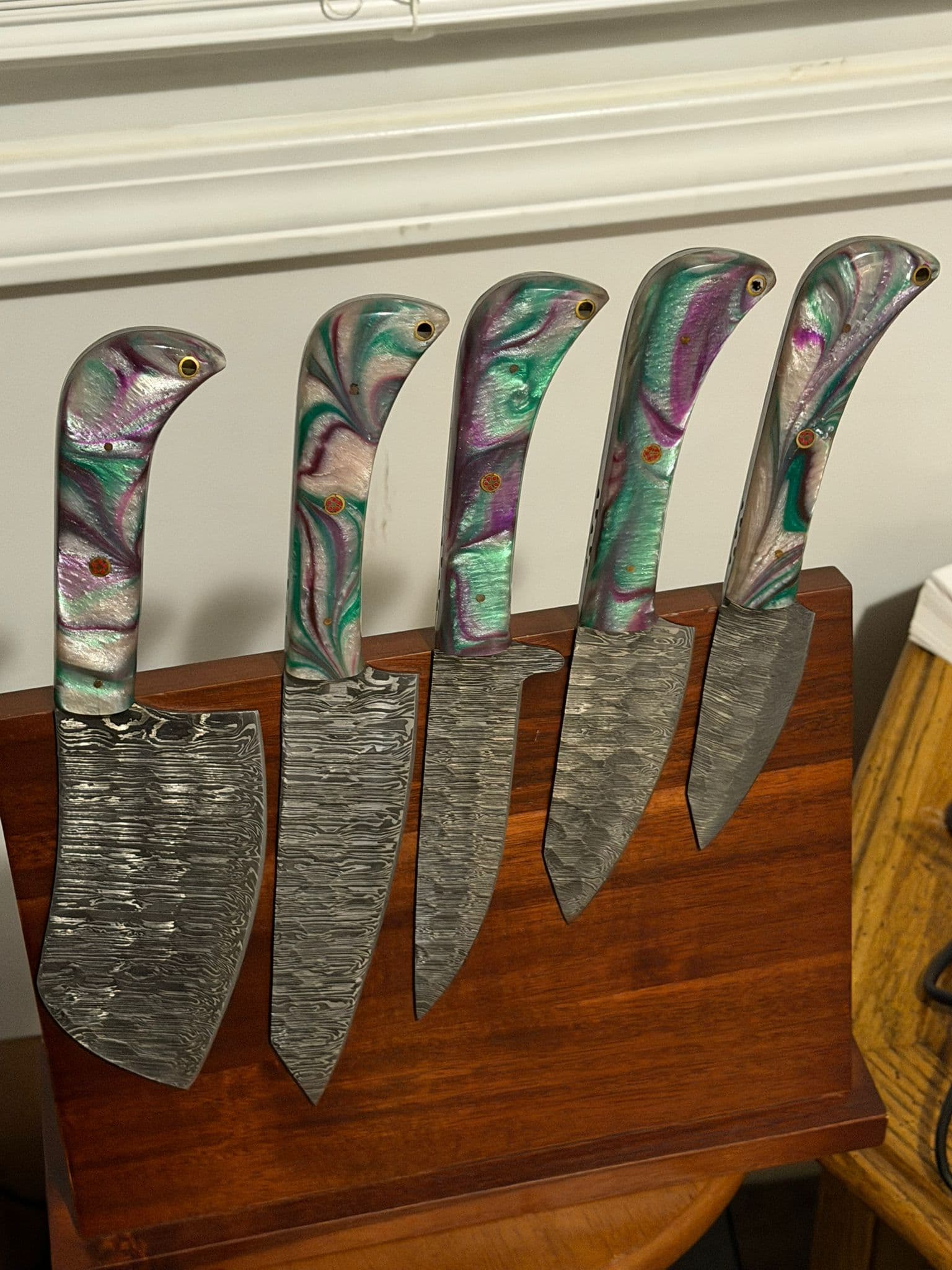 Aurora Damascus Santoku – Magenta Mist Resin Handle