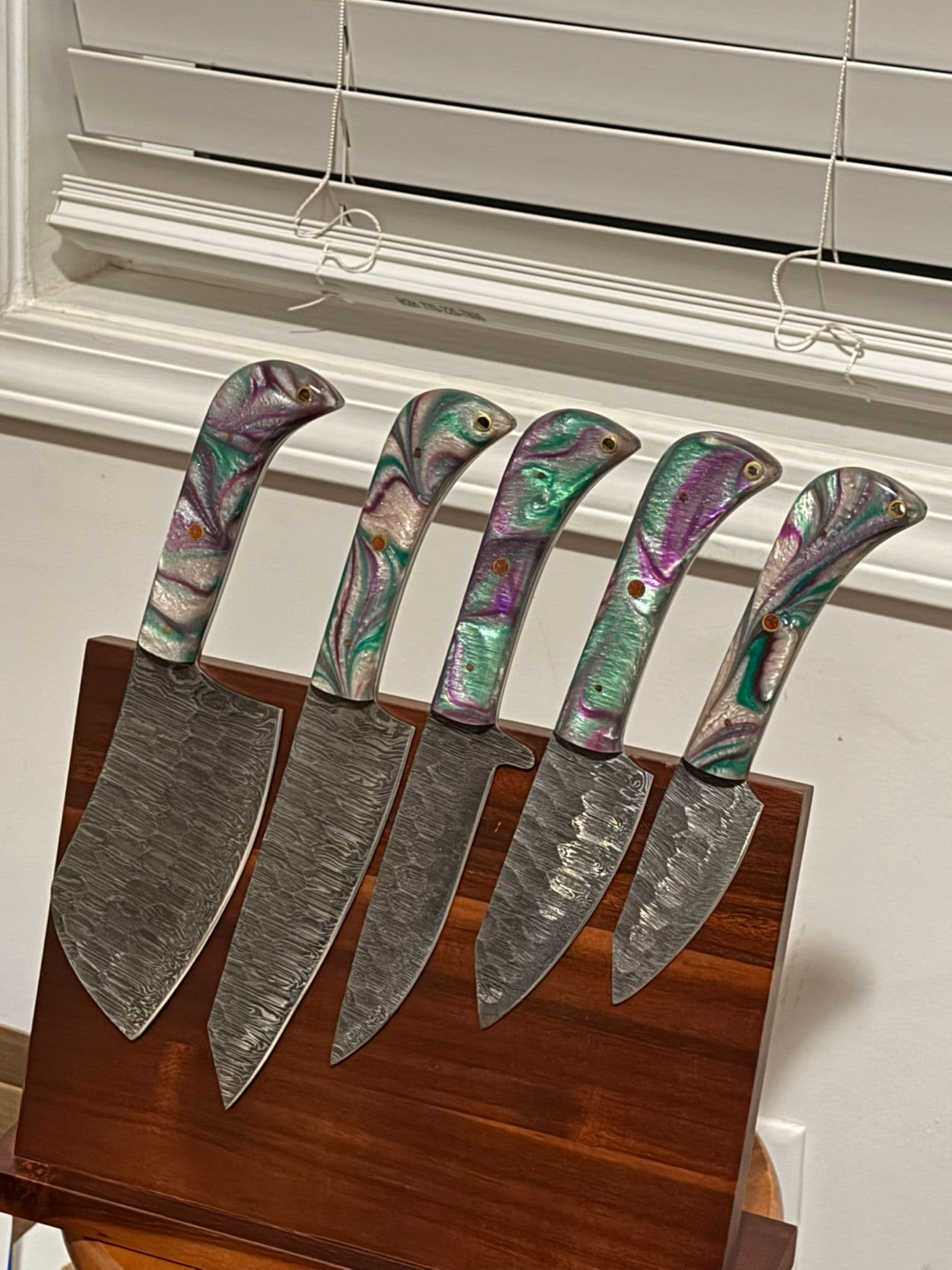 Aurora Damascus Utility Knife – Amethyst Rose Resin Handle